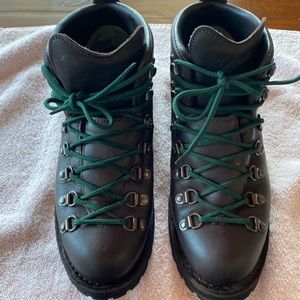 Danner mountain LT II 5”  leather hiking boots. Dark brown in colour. Size 9